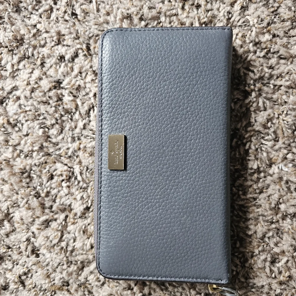 KATE SPADE Gray Grain Leather Wallet with Gold LOGO‎ PLATE